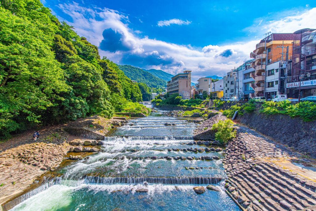 箱根湯本の温泉街と早川