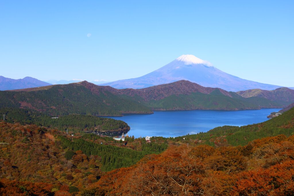 紅葉に彩られた芦ノ湖と富士山