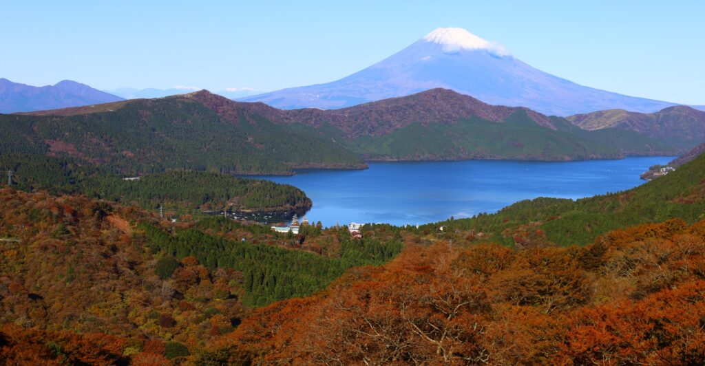 紅葉に彩られた芦ノ湖と富士山