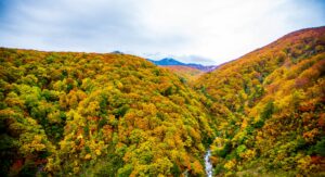 城ヶ倉大橋から望む秋の八甲田連峰