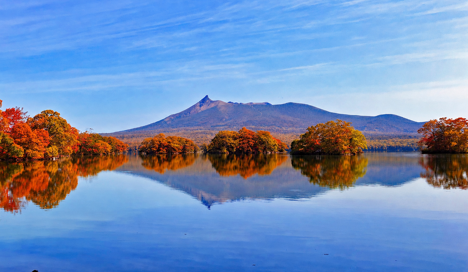 大沼の湖月橋周辺から望む紅葉と駒ケ岳