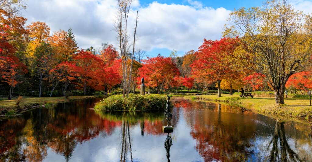 池の水面に映る福原山荘の紅葉
