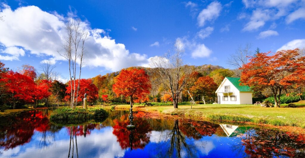 池と紅葉が写る福原山荘