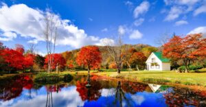 池と紅葉が写る福原山荘