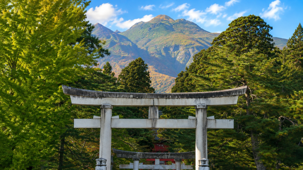 色づきはじめた岩木山を背にした参道と岩木山神社の楼門
