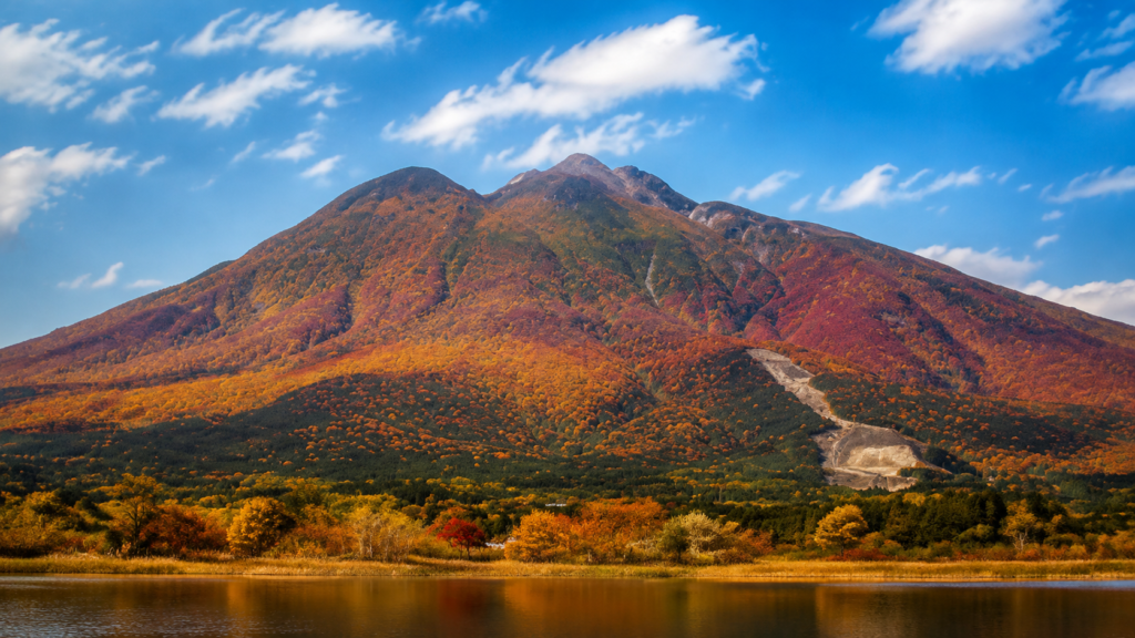 赤や黄色に色づいた岩木山の山腹