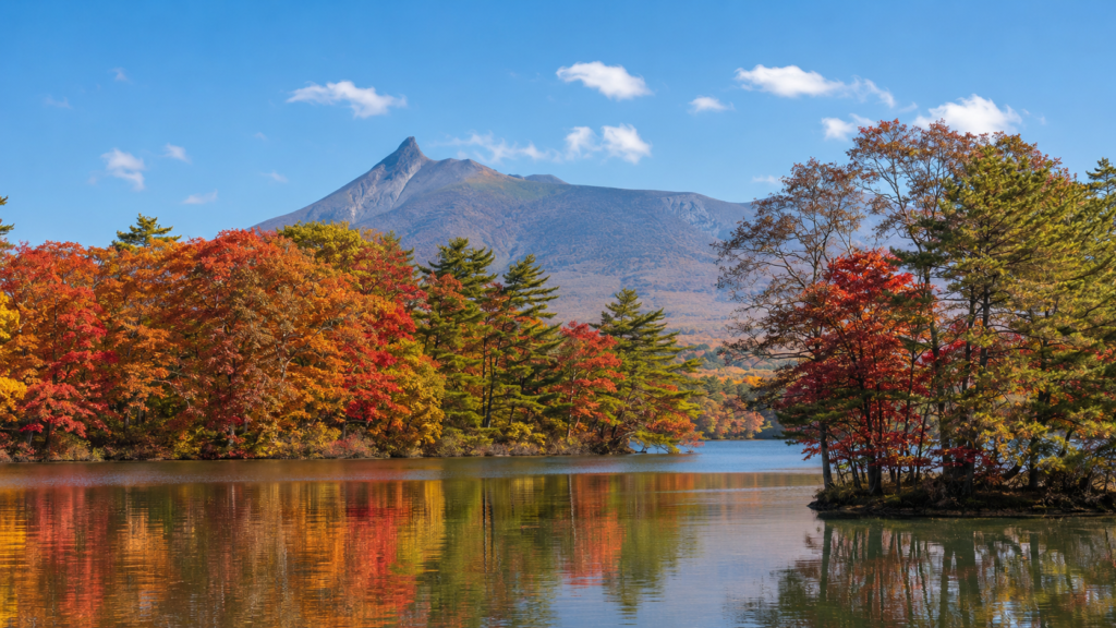 紅葉した大沼と北海道駒ケ岳