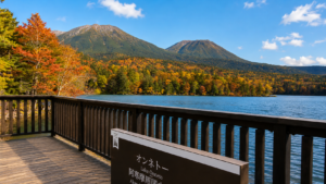 展望デッキから望む紅葉と雌阿寒岳と阿寒富士